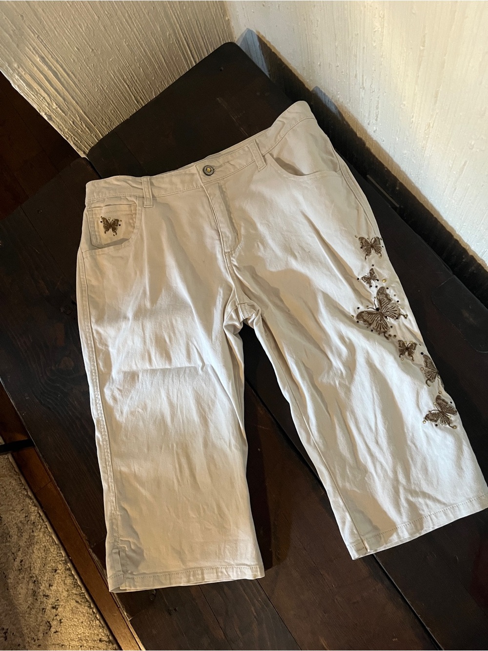 Arizona Jean Company White Cropped Denim Shorts with Butterfly Embroidery